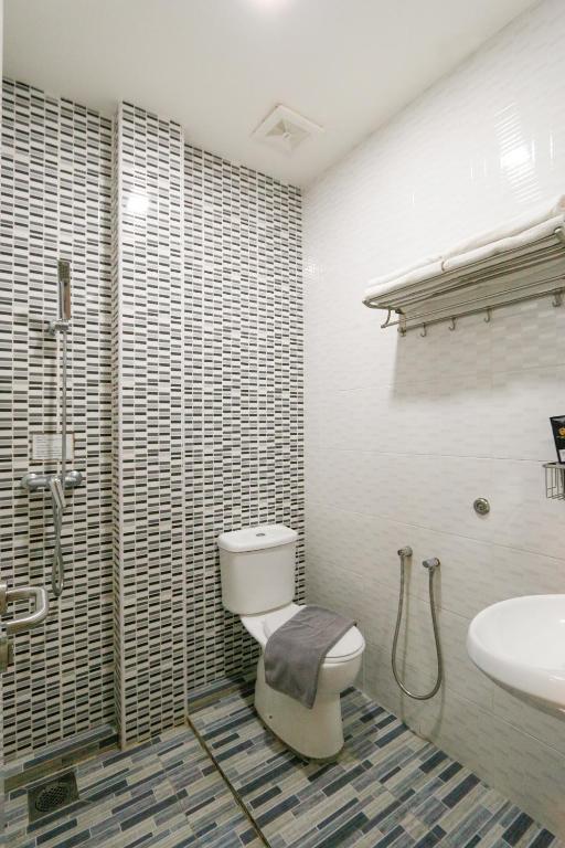 Koupelna v ubytování Travelland Hotel