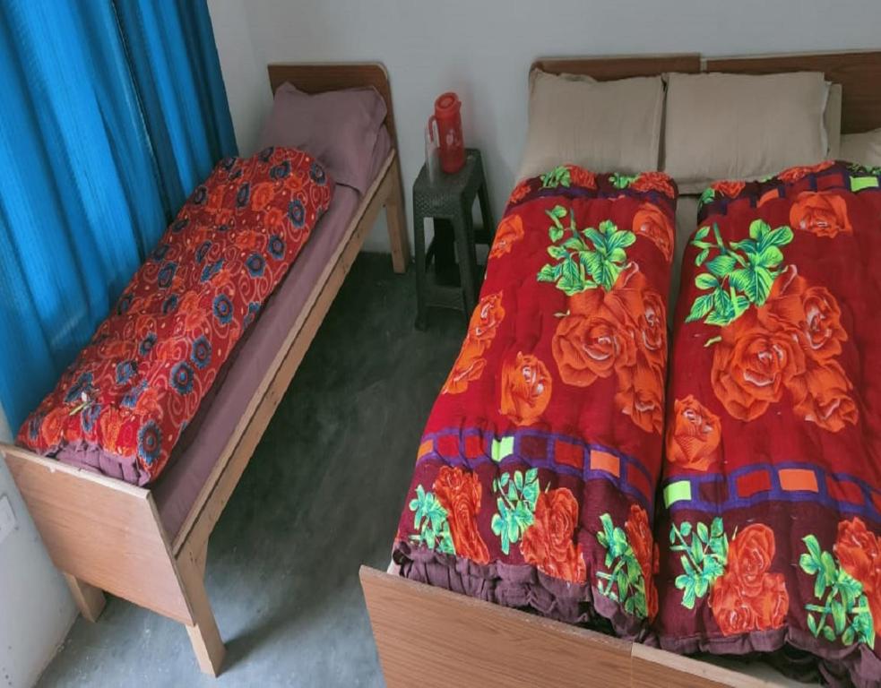 מיטה או מיטות בחדר ב-Sharda Palace by StayApart