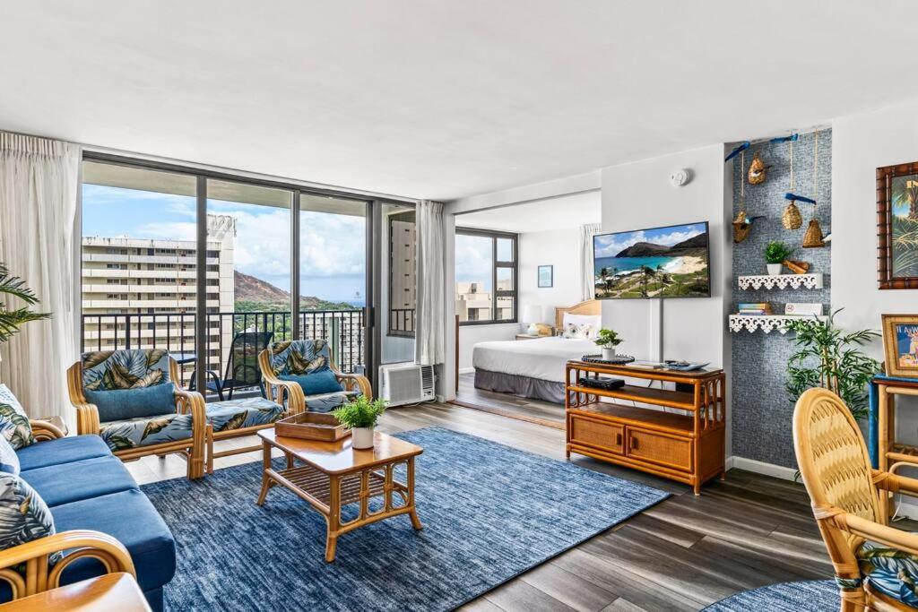 a living room with a couch and a bed at Hawaii Nei Charming 1 bedroom VIEWS Sleeps 4 in Honolulu
