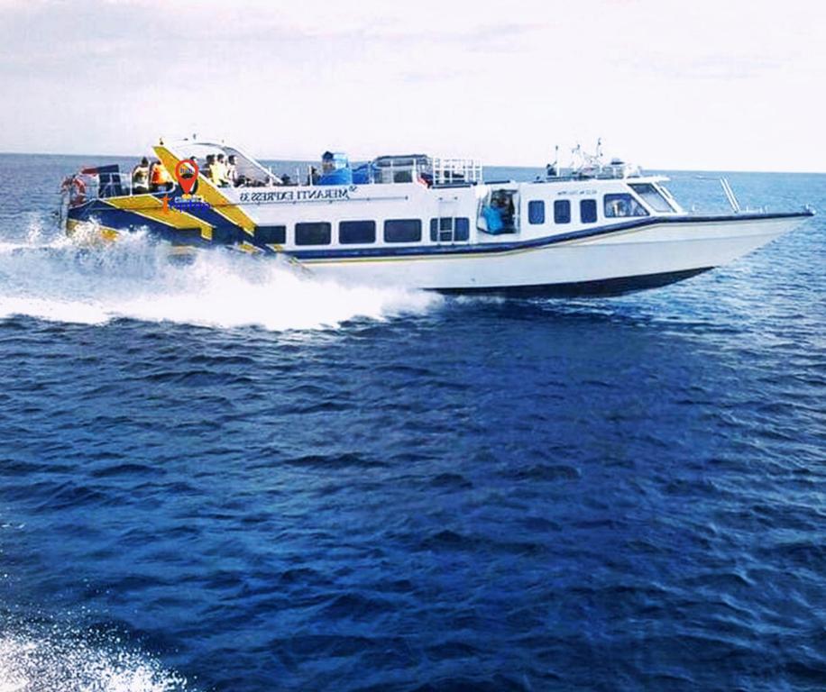 łódź w wodzie na oceanie w obiekcie Gilibooking ticket w mieście Padangbai