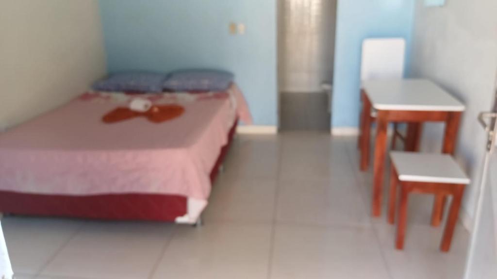 1 dormitorio con 1 cama, mesa y sillas en Hotel Gods Time Is The Best en Boa Vista