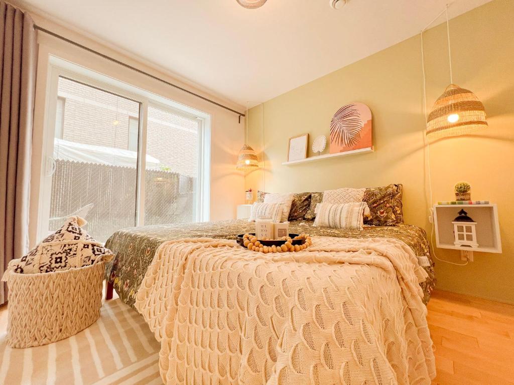 蒙特婁的住宿－Mila Suites，一间卧室设有一张大床和一个窗户。