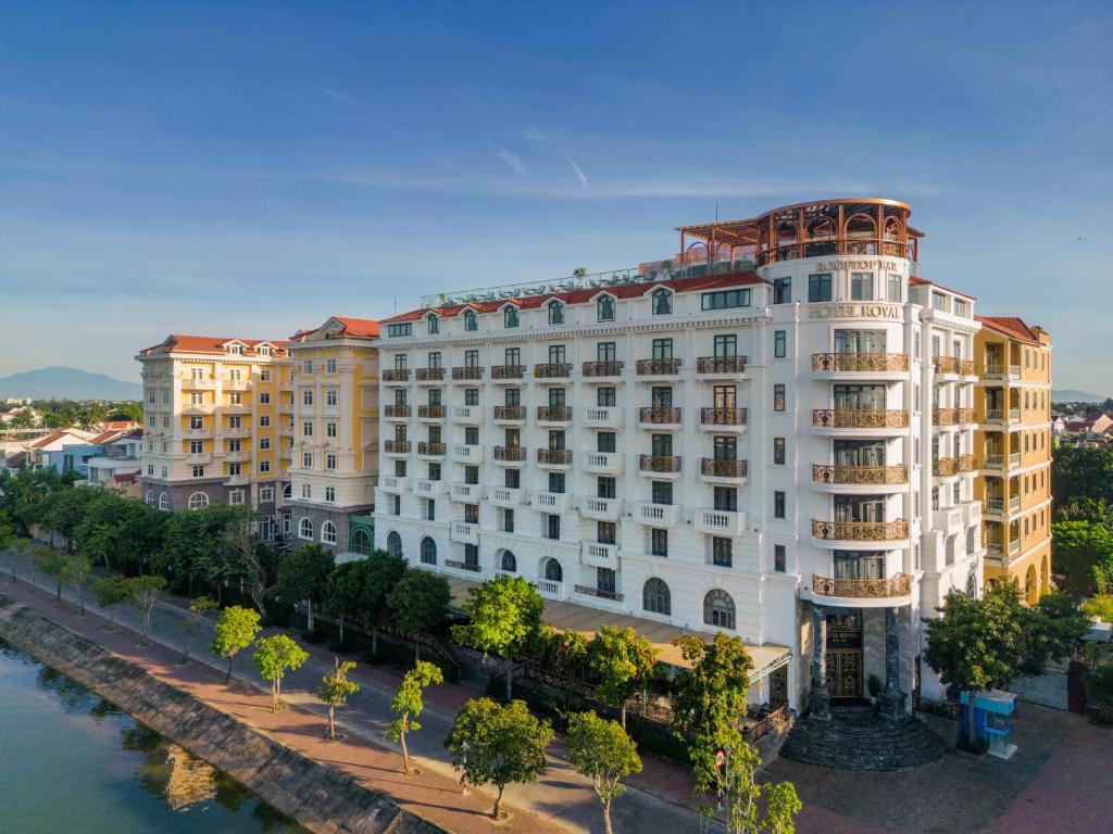 ein großes weißes Gebäude neben einem Fluss in der Unterkunft Hotel Royal Hoi An - MGallery in Hoi An