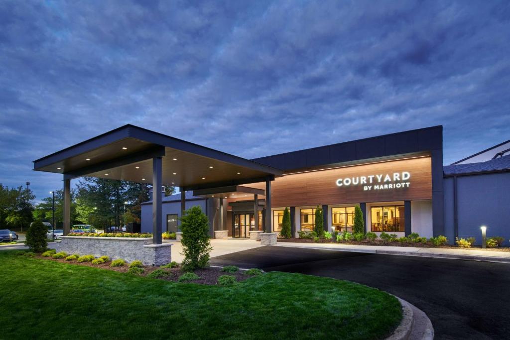 un edificio con una señal que dice garantía del patio en Courtyard Chicago Lincolnshire, en Lincolnshire