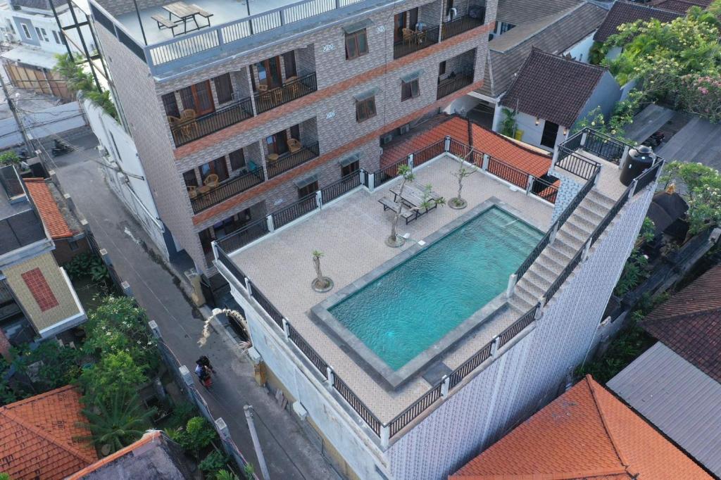 an overhead view of a swimming pool on a building at Apartment Wayan in Canggu