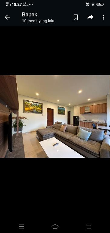 a living room with a large couch in a room at Apartment Wayan in Canggu