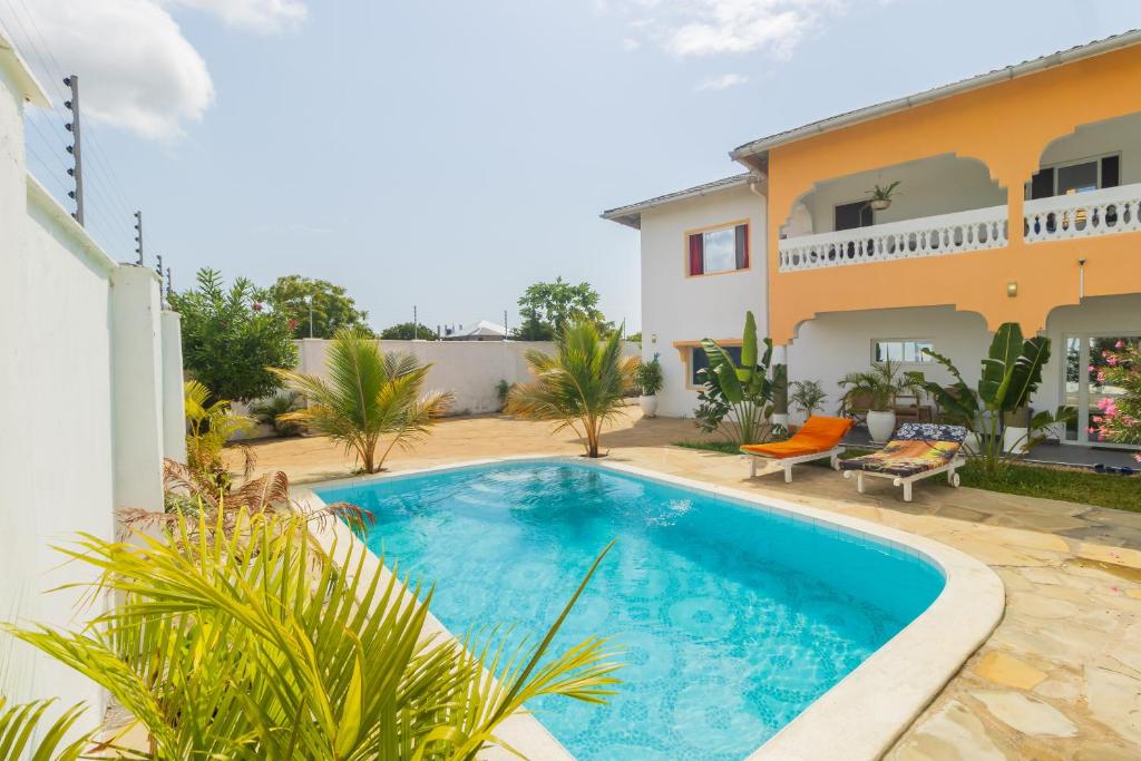 einen Pool im Hinterhof eines Hauses in der Unterkunft Chameleon house diani in Ukunda