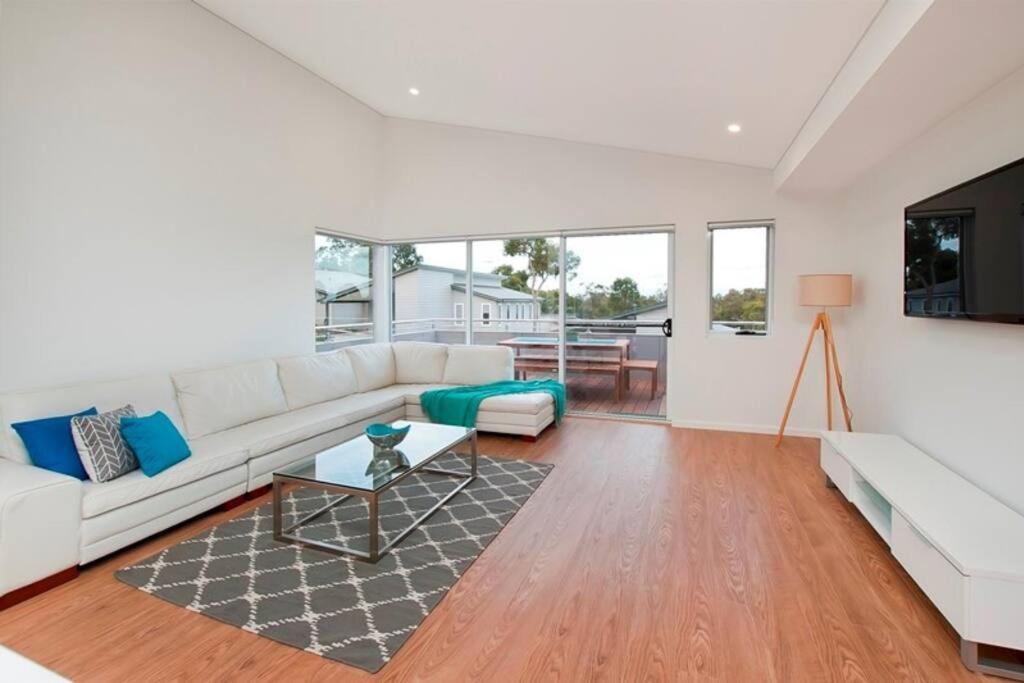 Una sala de estar con un sofá blanco y una mesa. en GeoVista @ Cape Villas Dunsborough, en Dunsborough