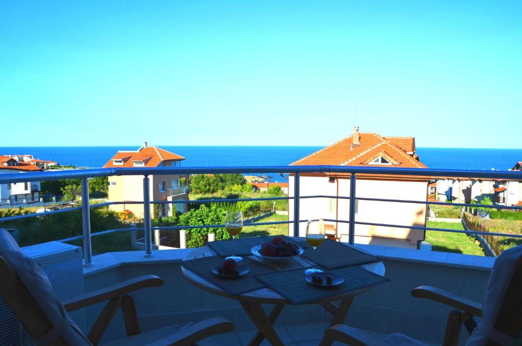 ソゾポルにあるBudzhaka Apartment Africaの海を望むバルコニー(テーブル、椅子付)
