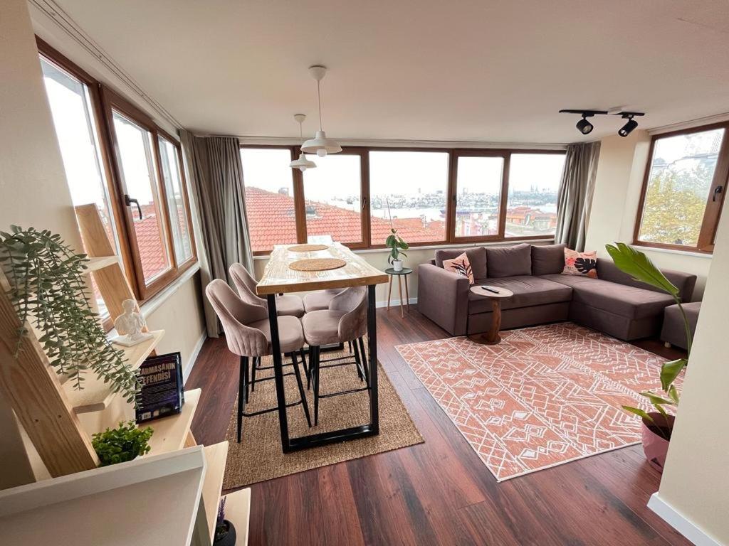 sala de estar con sofá y mesa en The Pillo Mansion en Estambul