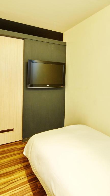 Postel nebo postele na pokoji v ubytování Single inn- KAOHSIUNG LINSEN