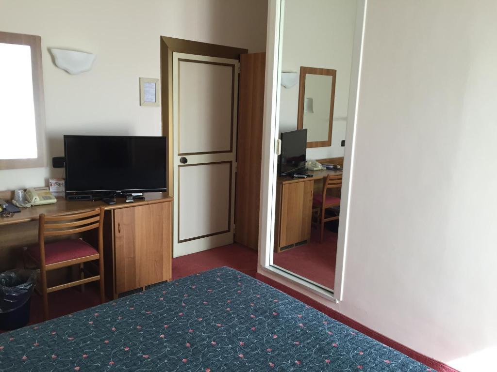 TV a/nebo společenská místnost v ubytování Hotel Arcobaleno