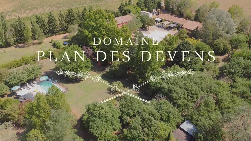 uma visão aérea de uma casa com as palavras doar plan des deviants em Domaine Plan des Devens em Roussillon
