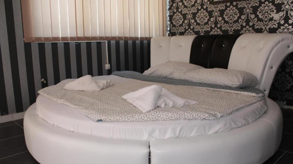Postel nebo postele na pokoji v ubytování Hotel Saradis