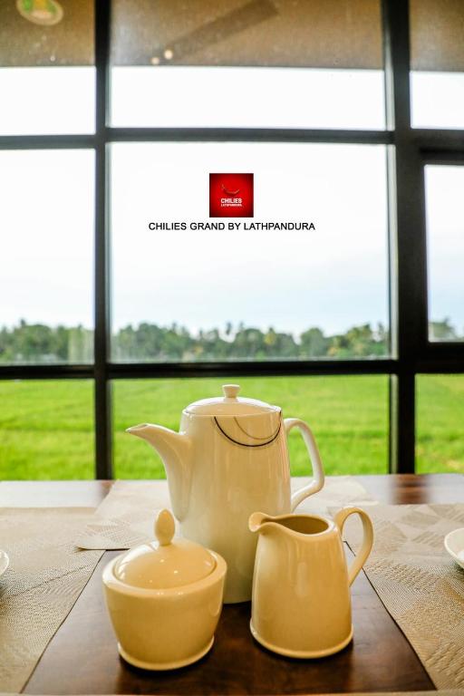 Příslušenství pro přípravu čaje a kávy v ubytování Chillies Grand by Lathpandura, Polonnaruwa