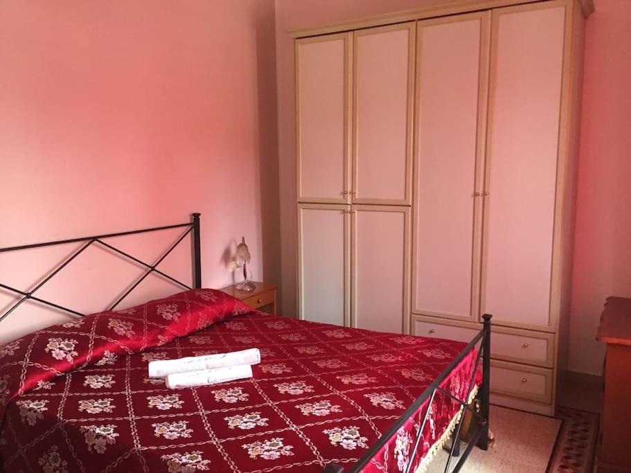 Llit o llits en una habitació de Fresco e Colorato Appartamentino in Narni Scalo