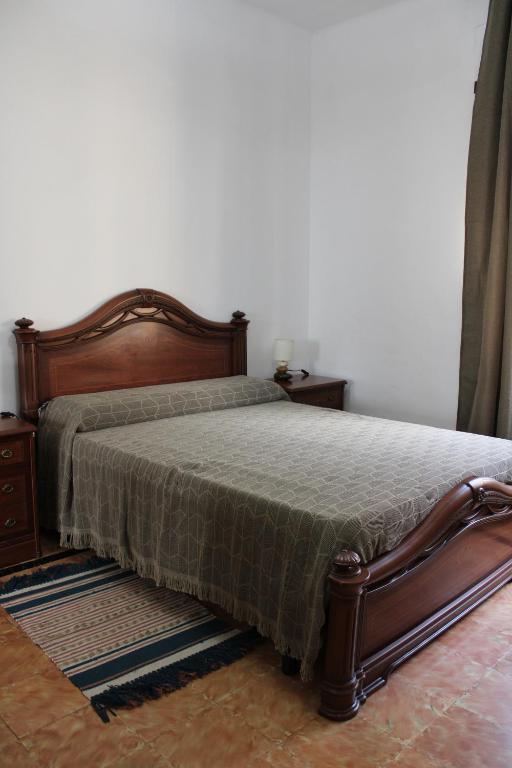 um quarto com uma cama e duas mesas de cabeceira e uma cama sidx sidx sidx em Tenerife BnB em La Laguna