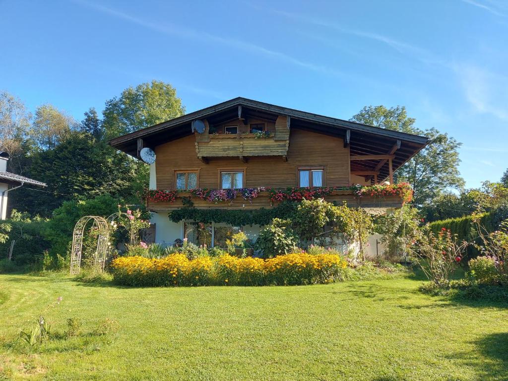 dom z balkonem i kwiatami na dziedzińcu w obiekcie Ferienwohnung Schwarzl w mieście Münster