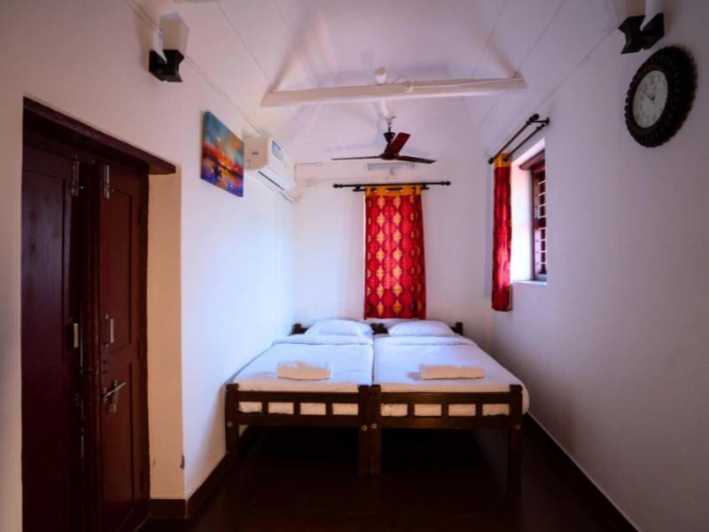 Postel nebo postele na pokoji v ubytování Anamala Serenity Homestay Kerala