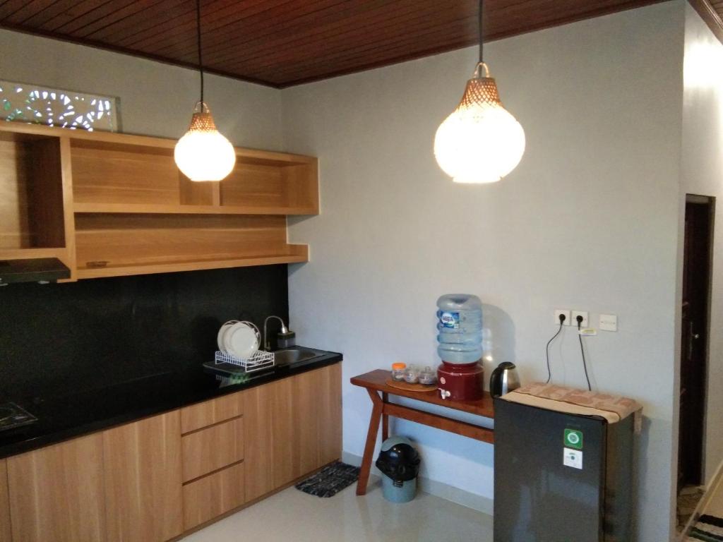 Kuchyň nebo kuchyňský kout v ubytování Merta Ubud Homestay