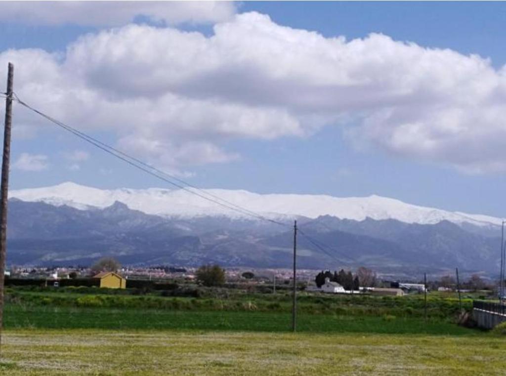 uitzicht op een veld met bergen op de achtergrond bij Casa María in Gabia la Chica