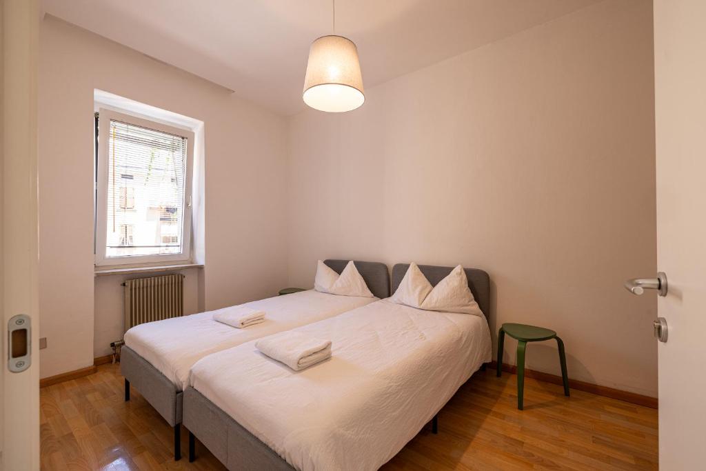 una camera con un grande letto bianco di Stay'n Go Appartment a Bolzano