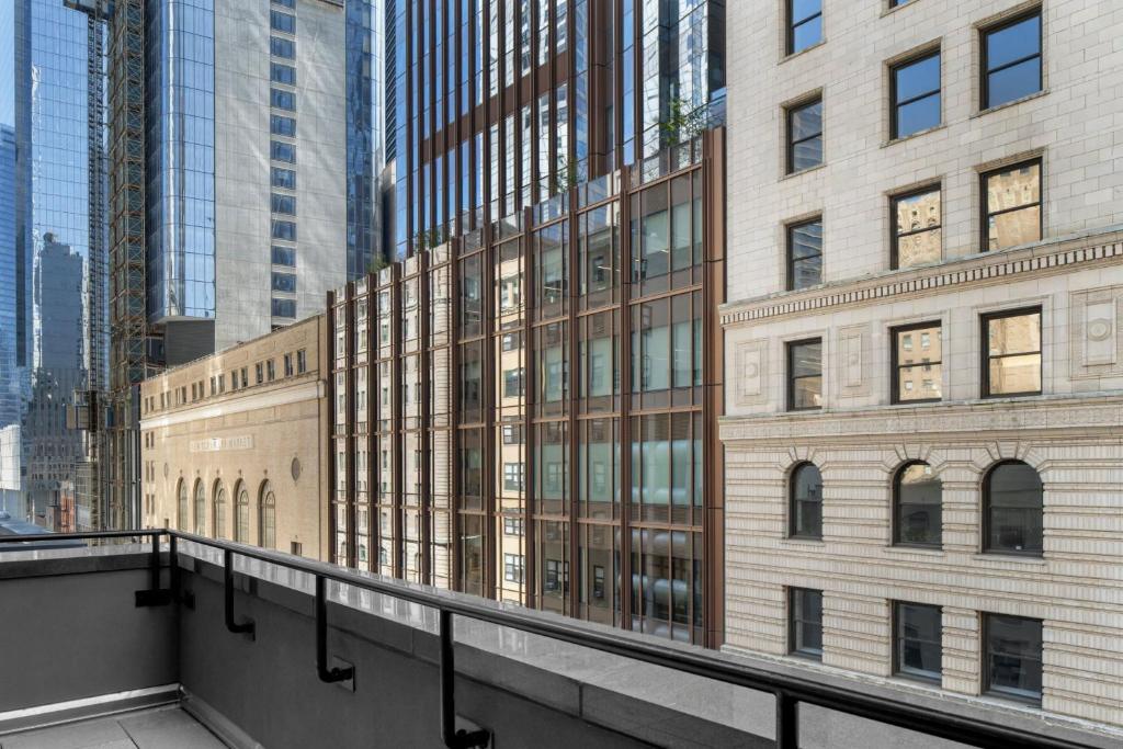 Courtyard by Marriott New York World Trade Center Area - Large King Room With Balcony