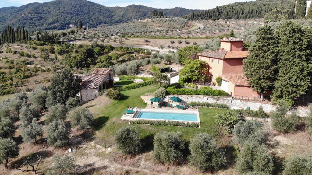 una vista aérea de una villa con piscina en Casavilla Rentals by Torre a Cona en Rignano sullʼArno