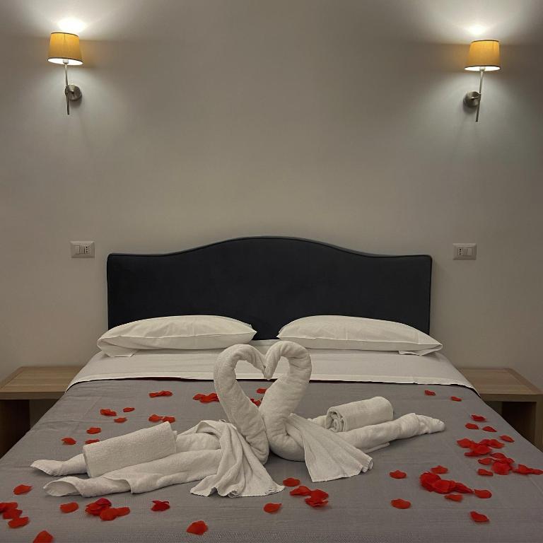 A bed or beds in a room at GUALTIERI B&b - LUXURY ROOMS