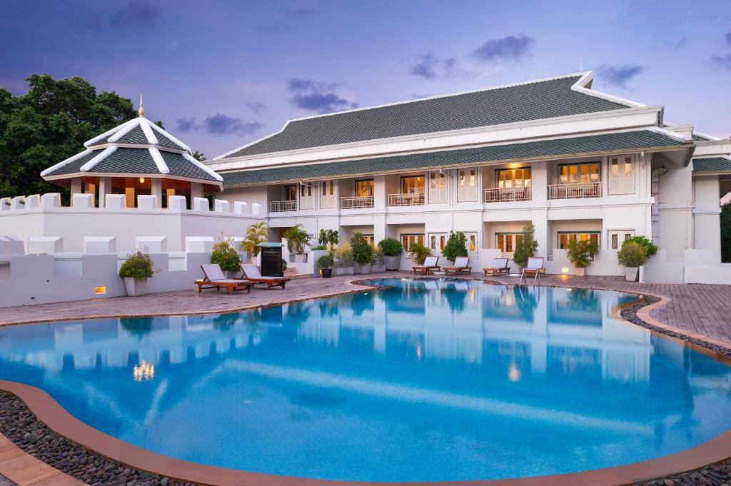 une grande piscine en face d'un bâtiment dans l'établissement KALANAN Riverside Resort former Buddy Oriental Riverside, à Nonthaburi