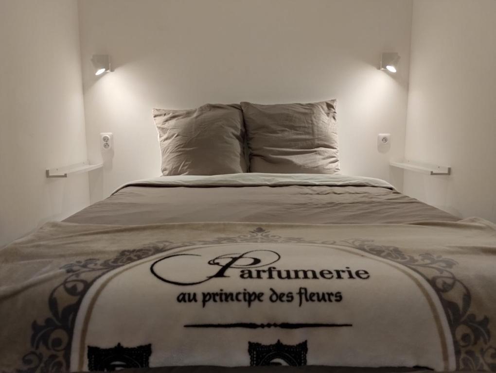 Una cama con un cartel en un dormitorio en Manoir de la Guignardiere : Thé ou café ?, en Chavagne