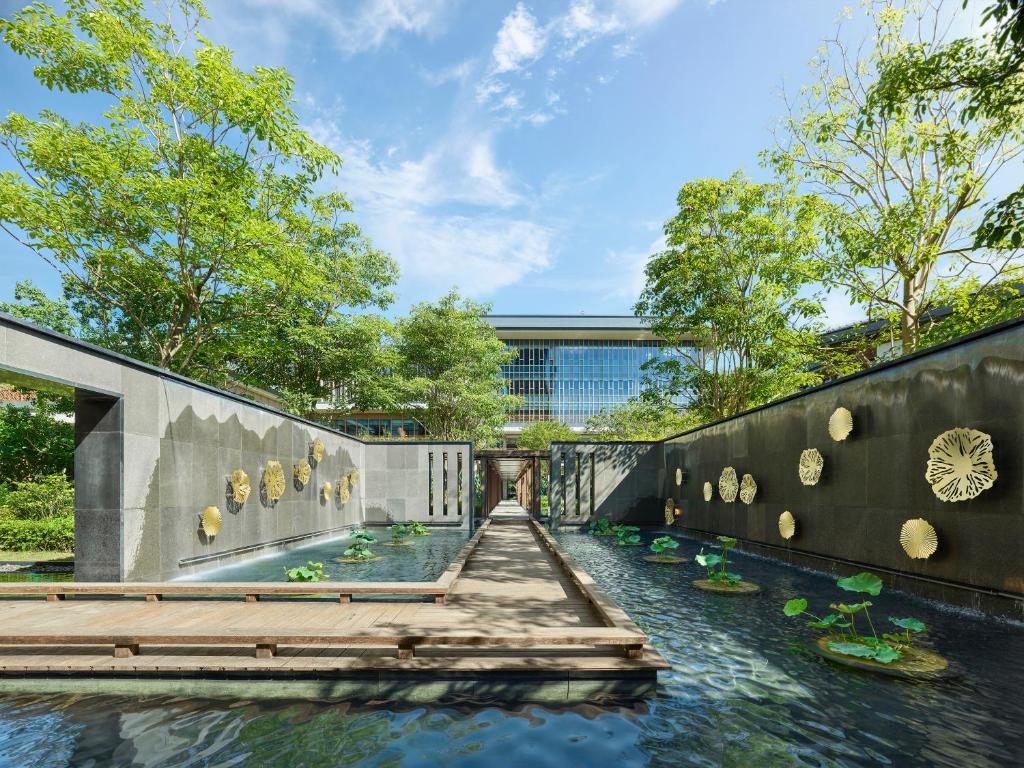 Bazén v ubytování Angsana Zhuhai Hengqing nebo v jeho okolí