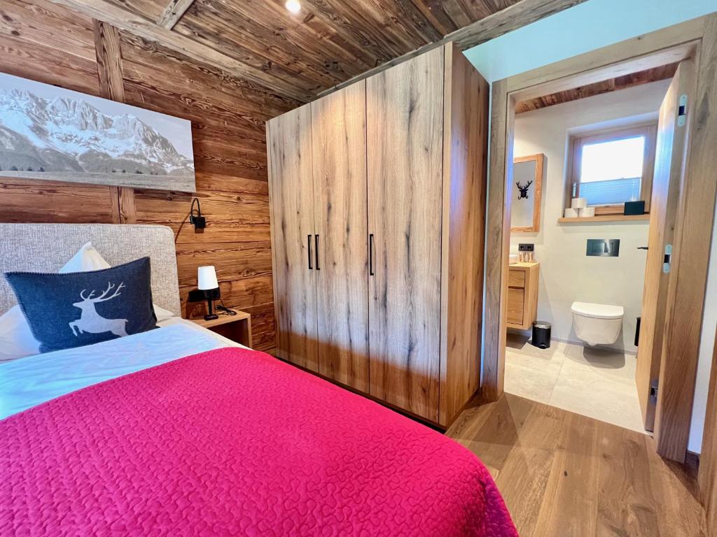 Postel nebo postele na pokoji v ubytování CHALET KITZBICHL by Alpin Charme Apartments