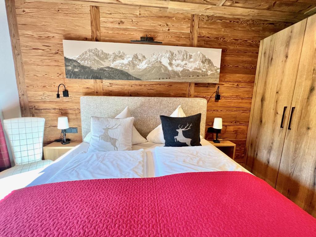 Postel nebo postele na pokoji v ubytování CHALET KITZBICHL by Alpin Charme Apartments