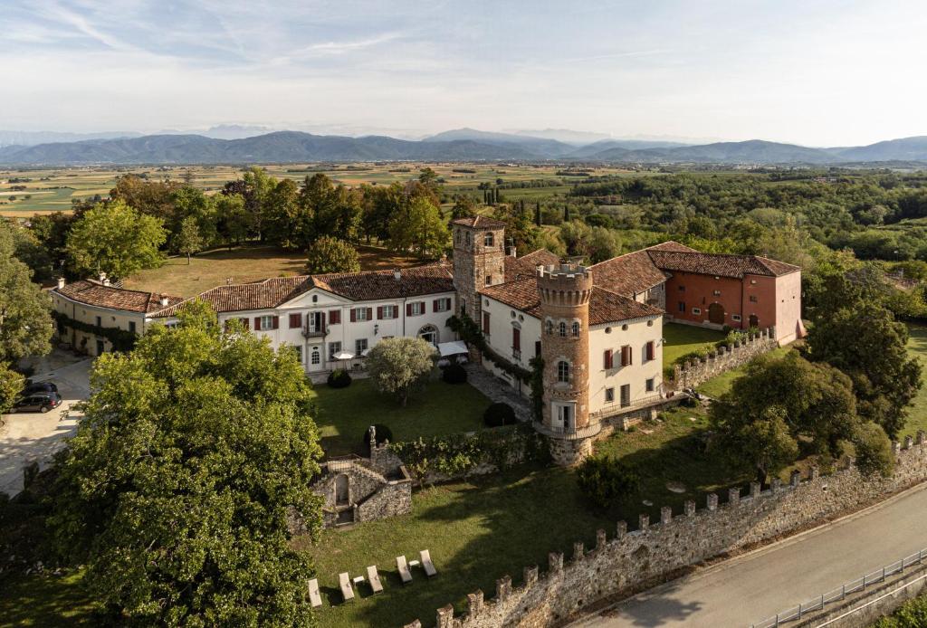 een luchtzicht op een herenhuis met een stenen muur bij Castello di Buttrio in Buttrio