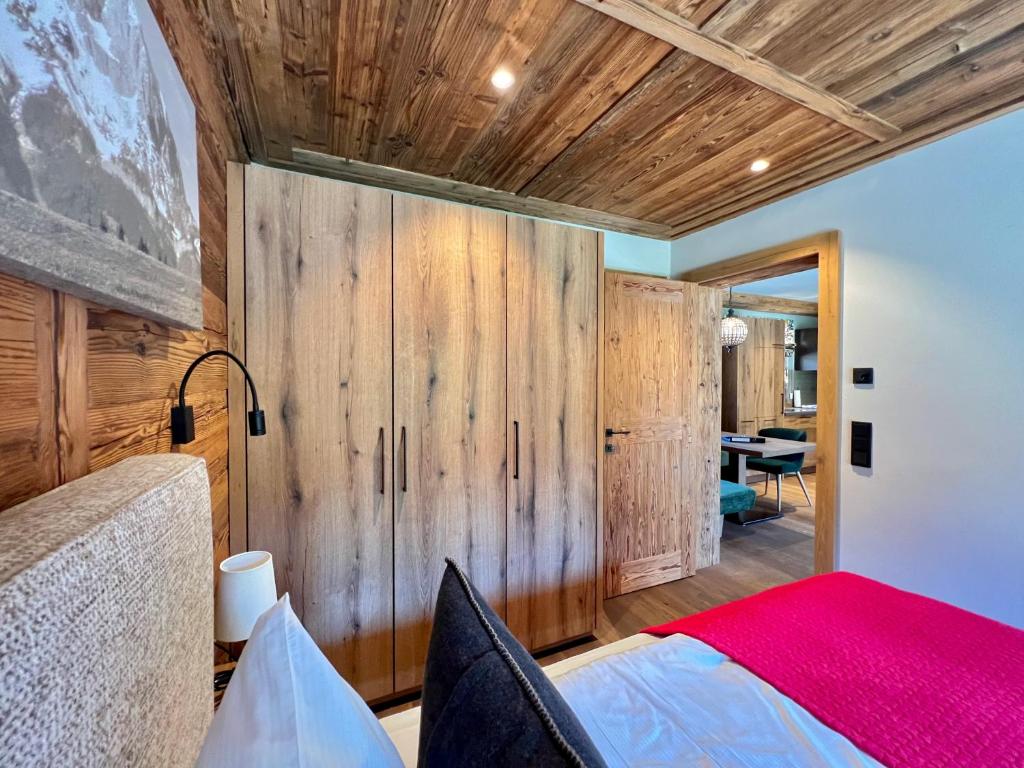 Postel nebo postele na pokoji v ubytování CHALET KITZBICHL by Alpin Charme Apartments