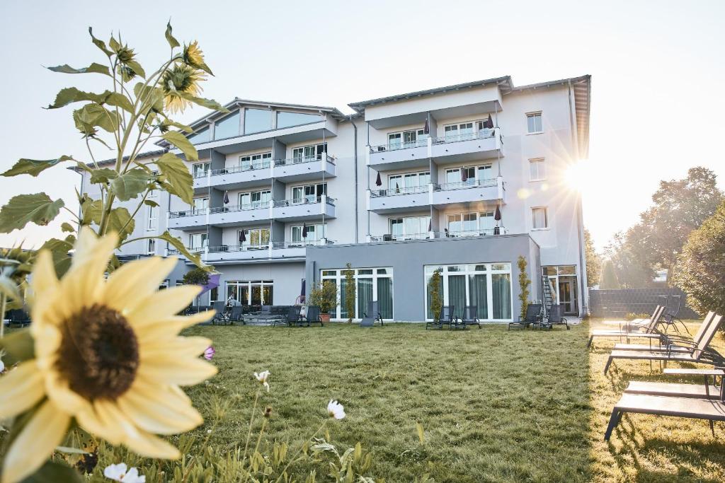 un edificio con un girasol delante de él en Holzapfel, en Bad Füssing