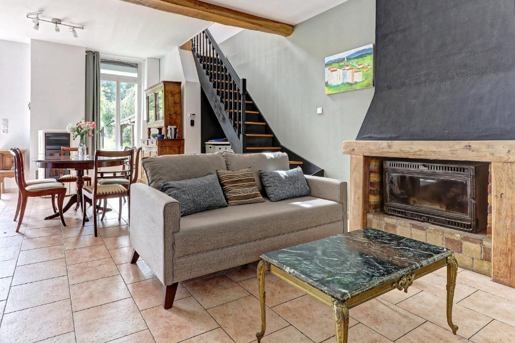 uma sala de estar com um sofá e uma lareira em Villa Jeannot - Maison avec jardin em Laon