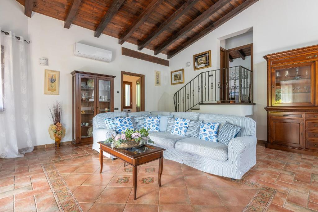 uma sala de estar com um sofá e uma mesa em Villa Rossu em Nuxis