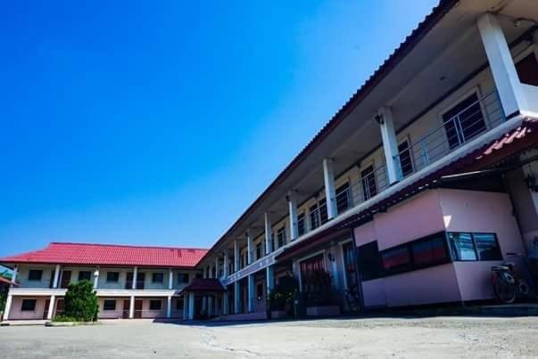 een groot gebouw met een rood dak bij สงค์ศักดิ์พะเยา in Phayao