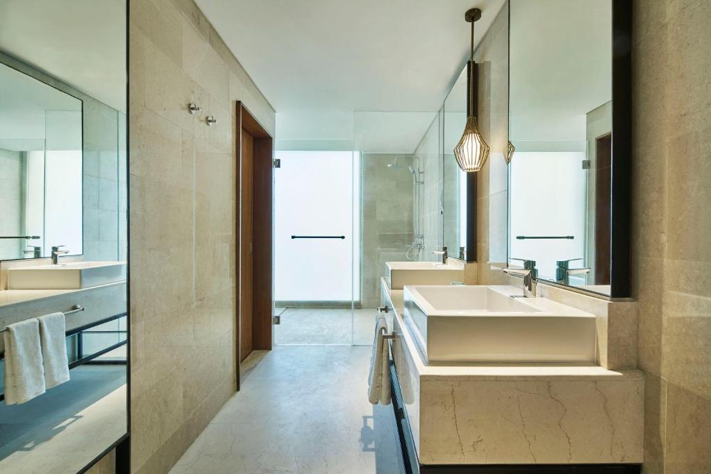 Photo of Deluxe, Guest room, 1 King, Garden view, Balcony #1