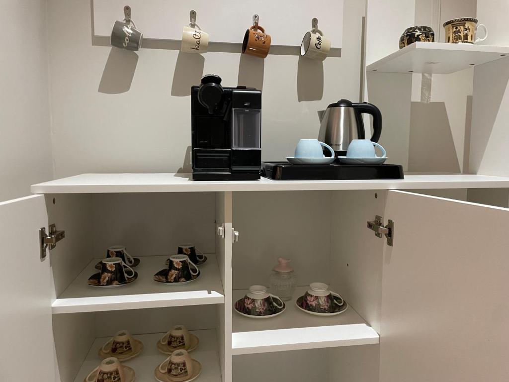 Unique Home في ينبع: خزانة يوجد عليها آلة صنع القهوة