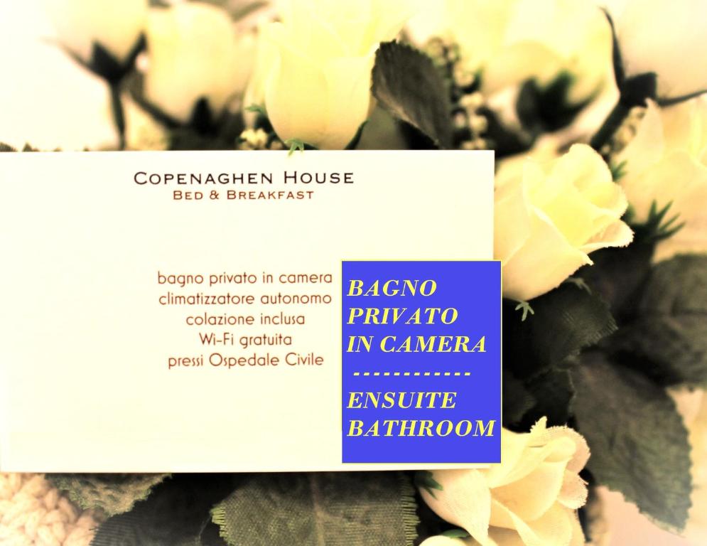una invitación a una fiesta en un jardín con flores en Copenaghen House - Zona Ospedale Centro, en Sassari