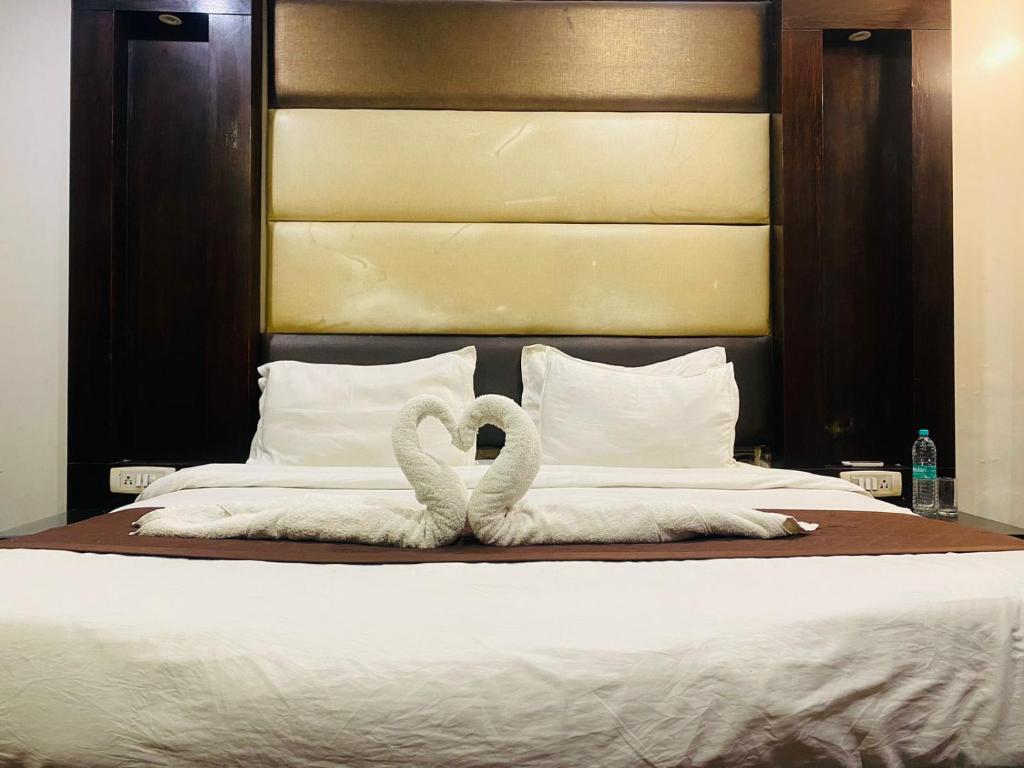 Postel nebo postele na pokoji v ubytování Qotel Express Pitampura Couple Friendly