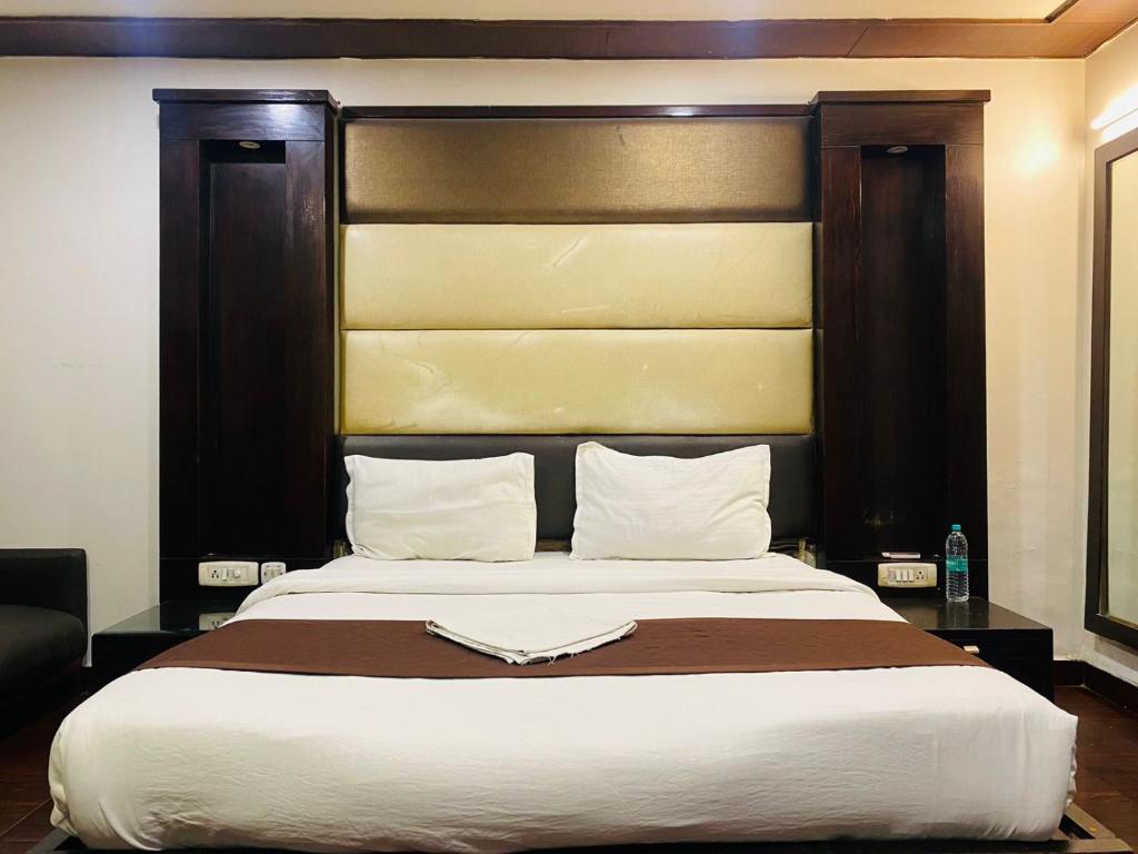Postel nebo postele na pokoji v ubytování Qotel Express Pitampura Couple Friendly
