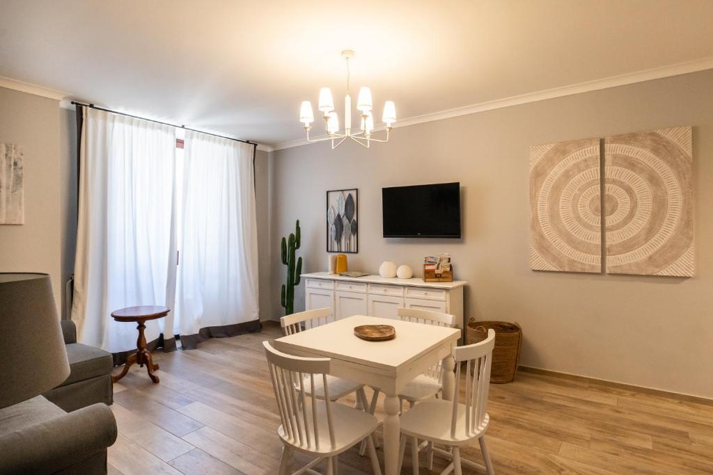 - un salon avec une table et des chaises blanches dans l'établissement Appartamento Adara by Wonderful Italy, à Bari
