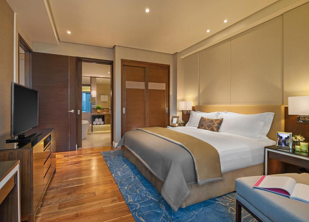 Llit o llits en una habitació de Ascott Bonifacio Global City Manila
