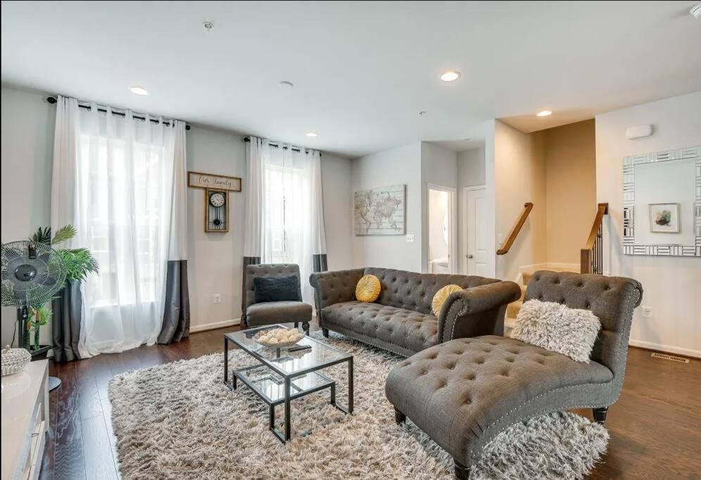 uma sala de estar com um sofá e uma mesa em Stunning four-bedroom town home em Millersville