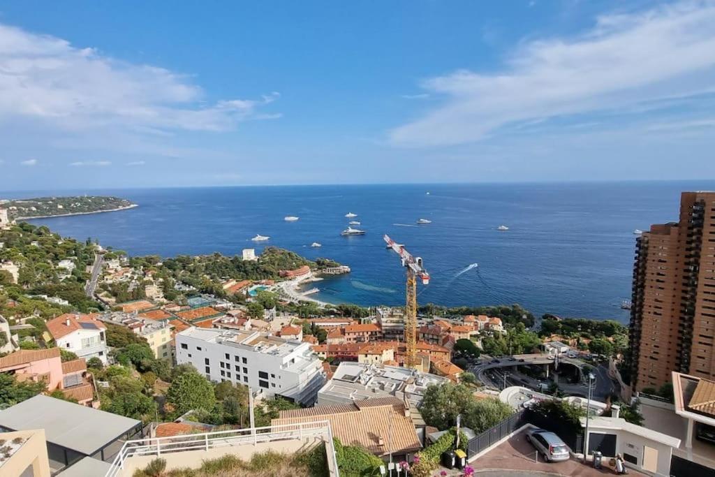 una vista aerea di una città e dell'oceano di Les Terrasses de Monaco a Roquebrune-Cap-Martin