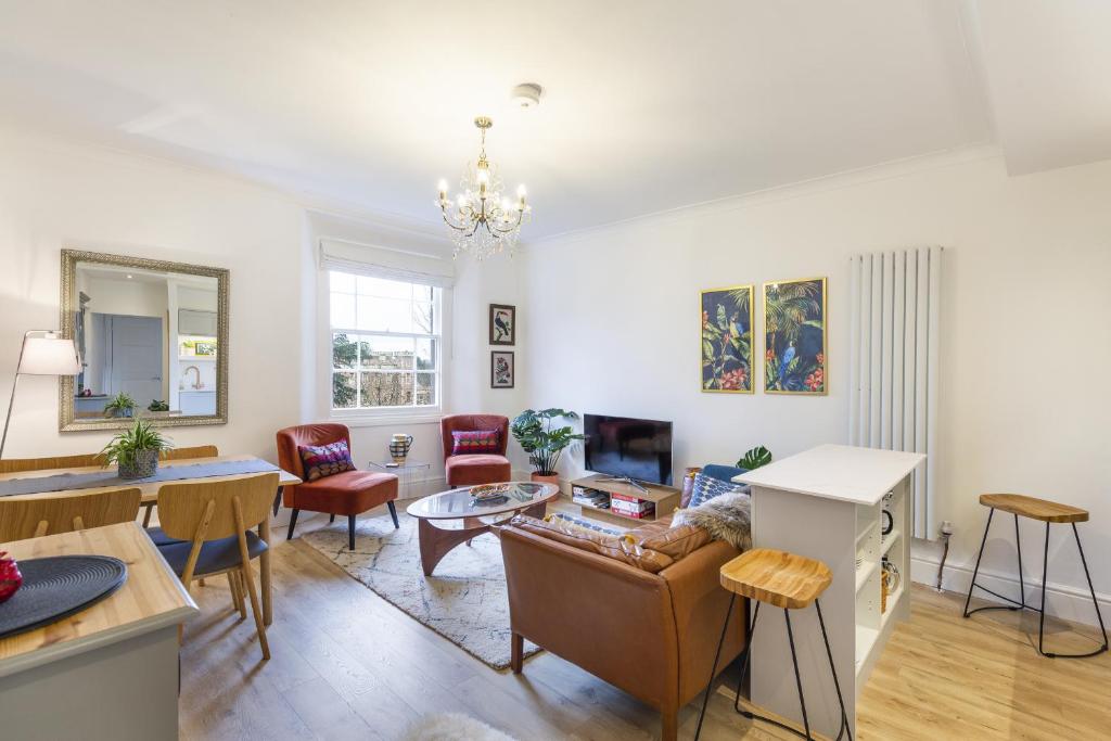 uma sala de estar com um sofá e uma mesa em Hidden Gem – Luxe Clifton Apartment with Views em Bristol